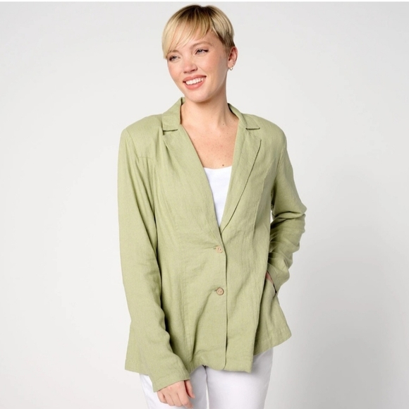 Green Cropped Blazer with Notched Lapels and Structured Shoulders - Picture 1 of 5